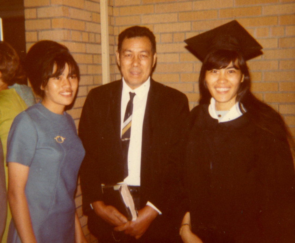 艾比·瓦特，她的父亲和妹妹在瓦特毕业典礼上的照片.